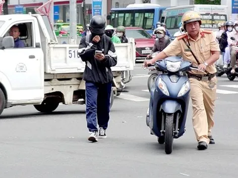 Nhiều học sinh chạy xe “không biết luật!”: CSGT xử lý cả chủ phương tiện