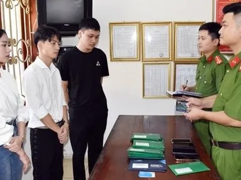 Khởi tố cặp vợ chồng dụ dỗ người dân làm thẻ ngân hàng rồi bán lại