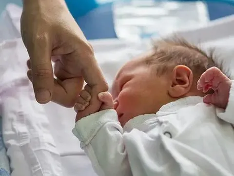 Phát hiện lý do trẻ sơ sinh “bất khả xâm phạm” trước COVID-19