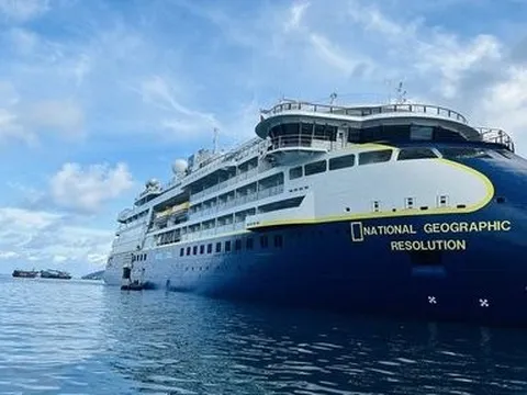 Tàu du lịch hiện đại chở khách nước ngoài cập bến khám phá Côn Đảo