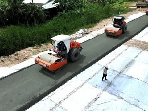 Clip: Thảm nhựa những km đầu tiên dự án Cao tốc Mỹ Thuận - Cần Thơ