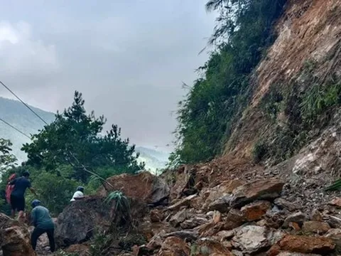 Mưa lớn ở Yên Bái khiến giao thông tê liệt, tạm dừng chạy tàu Hà Nội-Lào Cai