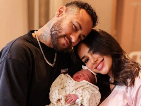 Hé lộ hình ảnh con gái siêu sao Neymar và bạn gái "mỹ nhân"