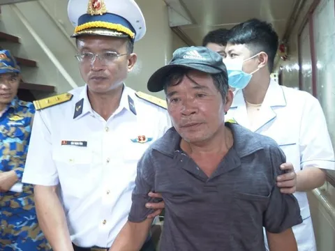 Đưa ngư dân bị bệnh trên biển về bờ an toàn và bàn giao cho gia đình