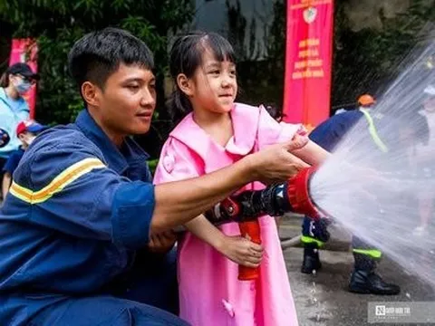 Hàng trăm em nhỏ thích thú trải nghiệm kỹ năng chữa cháy