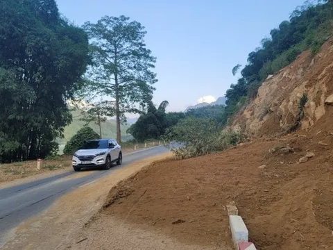 Quốc lộ 1.000 tỷ sạt lở nhiều vị trí, không có biển cảnh báo