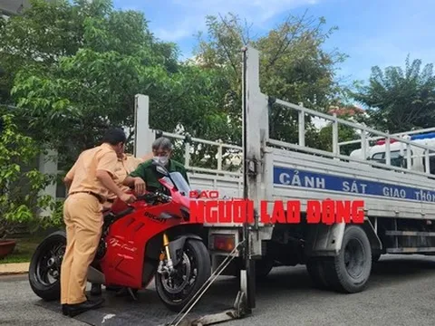 Người mẫu Ngọc Trinh "làm xiếc" trên đường: Lập biên bản xử phạt 4 lỗi, tạm giữ 2 mô tô