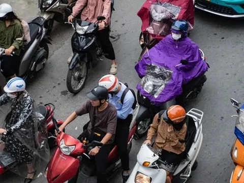 Hà Nội: Không khí lạnh tăng cường kèm mưa, người dân mặc thêm áo khoác ra đường