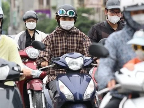 Người dân trải nghiệm những ngày chuyển mùa ở Hà Nội