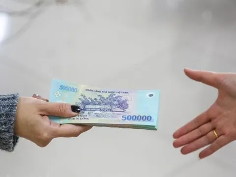 Chính phủ đề xuất tiếp tục tăng lương sau năm 2024 để bù trượt giá