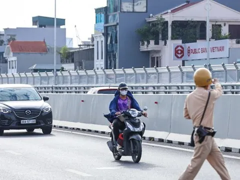Xử phạt hàng loạt xe máy đi lên đường Vành đai 2 trên cao