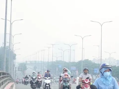 TPHCM chìm trong sương mù, nồng độ bụi mịn vượt ngưỡng cho phép