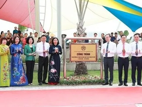 Gắn biển công viên 190 tỷ chào mừng 20 năm thành lập quận Long Biên