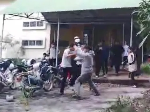 Nam sinh phải nhập viện sau khi bị nhóm bạn xông vào trường đánh