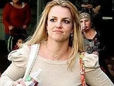 Britney Spears bị bắt trên phố