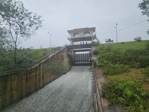 Nhiều hồ đập ở Hà Tĩnh xả tràn đón lũ