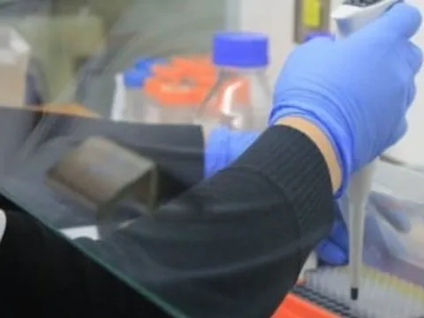 Xét nghiệm ADN, ông bố bàng hoàng khi biết 3 con trai không phải con ruột