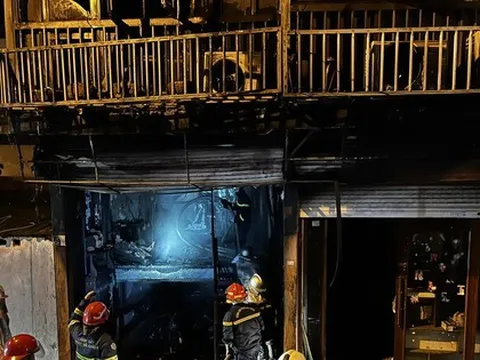 Hà Nội: Cháy nhà dân trong đêm, giải cứu người mắc kẹt