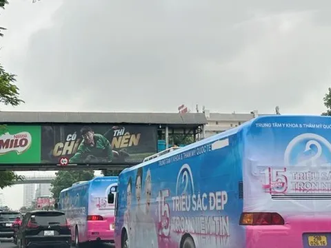 Xe khách trùm quảng cáo tiếp tục diễu phố, vượt đèn đỏ tại Hà Nội