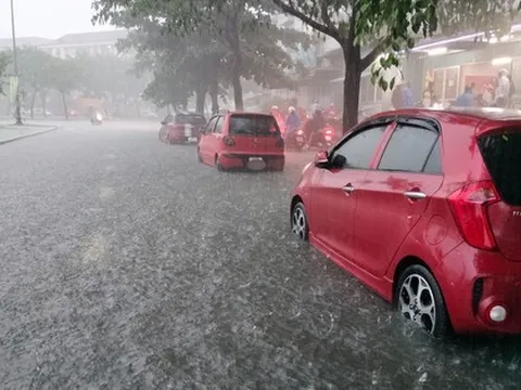 Mưa như trút, lo lụt lịch sử lặp lại, người dân Đà Nẵng hối hả đưa ô tô đi tránh ngập