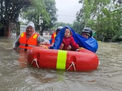 Lũ lụt dâng cao, người dân nhận được sự cứu giúp kịp thời