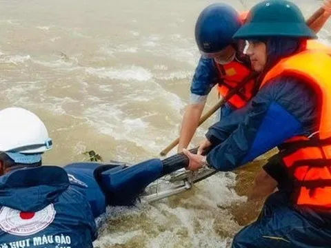 Giải cứu 2 mẹ con bị nước lũ cuốn khi đi qua đoạn ngập sâu