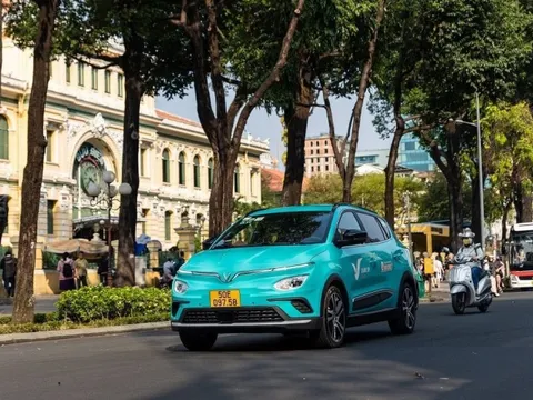 Taxi điện của ông Phạm Nhật Vượng chuẩn bị sang Lào
