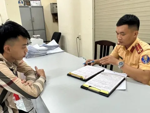 Đồng Nai: Xử lý thanh niên điều khiển xe máy bằng chân