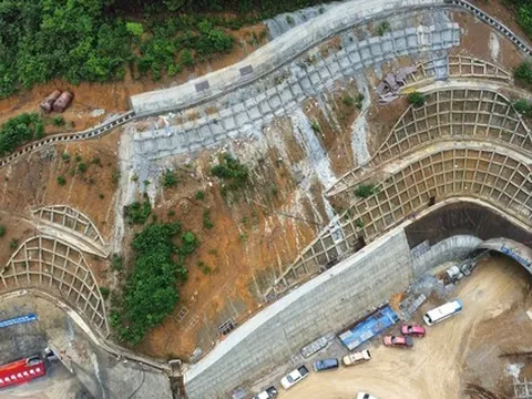 Thông hầm dài nhất tuyến cao tốc Diễn Châu - Bãi Vọt