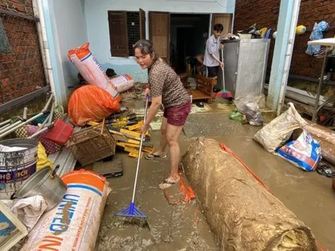 Người dân ở rốn lũ Đà Nẵng tất tả đẩy bùn sau nước rút: 'Năm nào cũng vậy, khổ quá!'