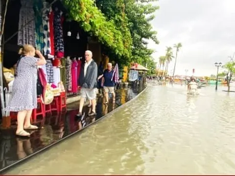 Quảng Nam có nơi ngập 1m, nước sông Hoài tràn lên đường phố cổ Hội An