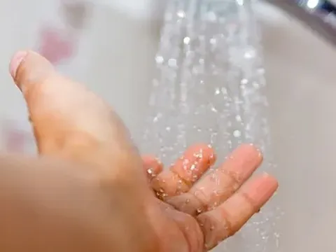 Kì lạ người phụ nữ bị dị ứng với nước