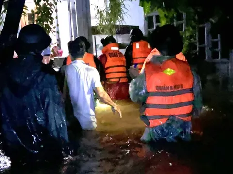 Lực lượng vũ trang ứng cứu người dân tại 'rốn lũ' Đà Nẵng