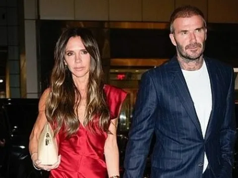 Vợ chồng David - Victoria Beckham nắm tay tình cảm xuống phố