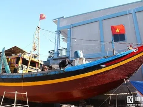 Nhọc nhằn nghề "bác sỹ" chữa lành bệnh cho những con thuyền bị hỏng