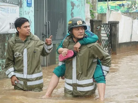 Người dân Đà Nẵng lại tất tả chạy lũ