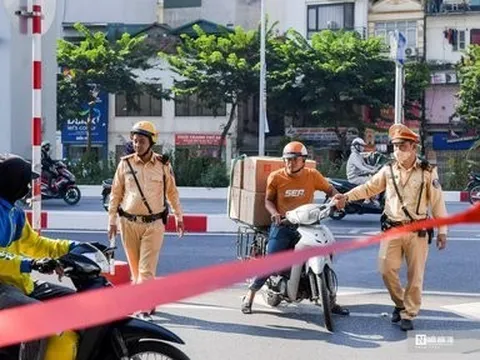 Bất chấp nguy hiểm, nhiều xe máy “leo” lên đường Vành đai 2 trên cao