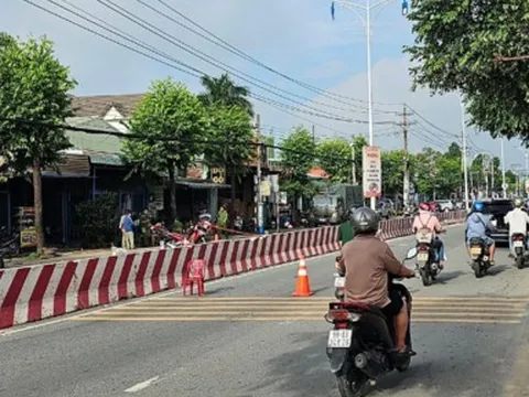 Bình Dương: Điều tra vụ 3 nam thanh niên đi xe máy lao vào cột đèn và tử vong