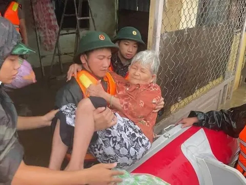 Đà Nẵng: Các lực lượng chung tay hỗ trợ người dân vùng rốn lũ