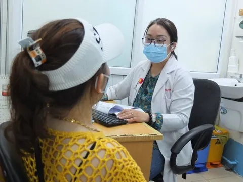 Suy thận nặng vì uống cỏ mực, dùng viên uống trắng da