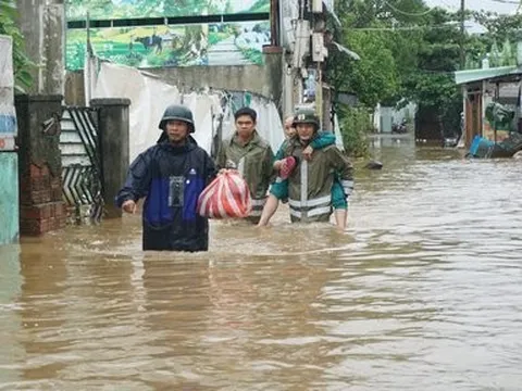 Đà Nẵng: Người dân sơ tán khỏi rốn ngập lần 2, học sinh được nghỉ học