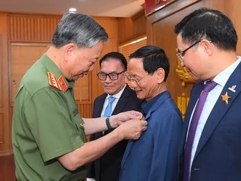 Chủ tịch HĐQT Tập đoàn GELEXIMCO vinh dự nhận Kỷ niệm chương “Bảo vệ an ninh Tổ quốc”