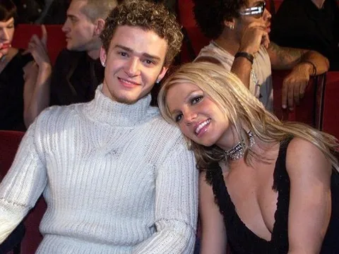Hồi ký Britney Spears đắt hàng nhờ tiết lộ bí mật đau lòng