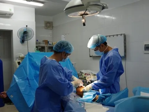 Cấp cứu ngư dân Quảng Ngãi bị tai nạn lao động trên biển