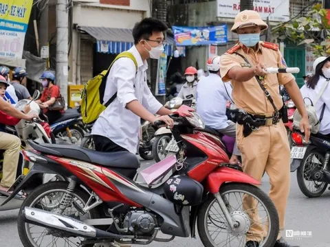 Xử lý nhiều học sinh kẹp ba, không đội mũ bảo hiểm đến trường