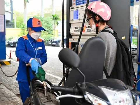 Lùi ngày điều chỉnh giá xăng sang 23/10/2023