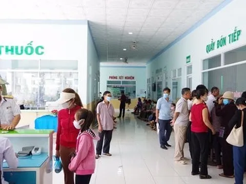 Khám, tư vấn sức khỏe cho gần 400 cán bộ, chiến sĩ và người dân