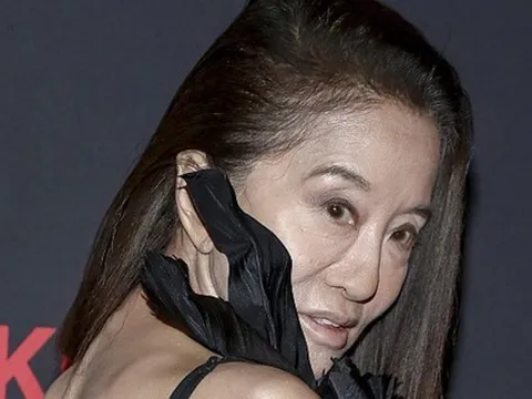 Sốc với khuôn mặt biến dạng và thân hình gầy gò của ‘nữ hoàng váy cưới’ Vera Wang