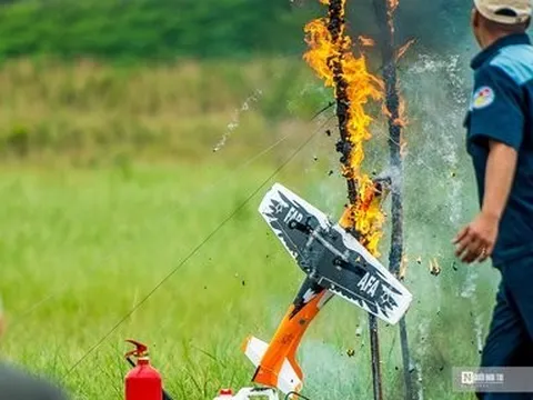 Hàng trăm “chiến đấu cơ” nhào lộn, bay qua vòng lửa