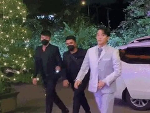 Sơn Tùng lộ diện tại Chung kết Vietnam Idol: Cột tóc đuôi gà, được dàn vệ sĩ hộ tống dù chẳng mấy fan đứng chờ